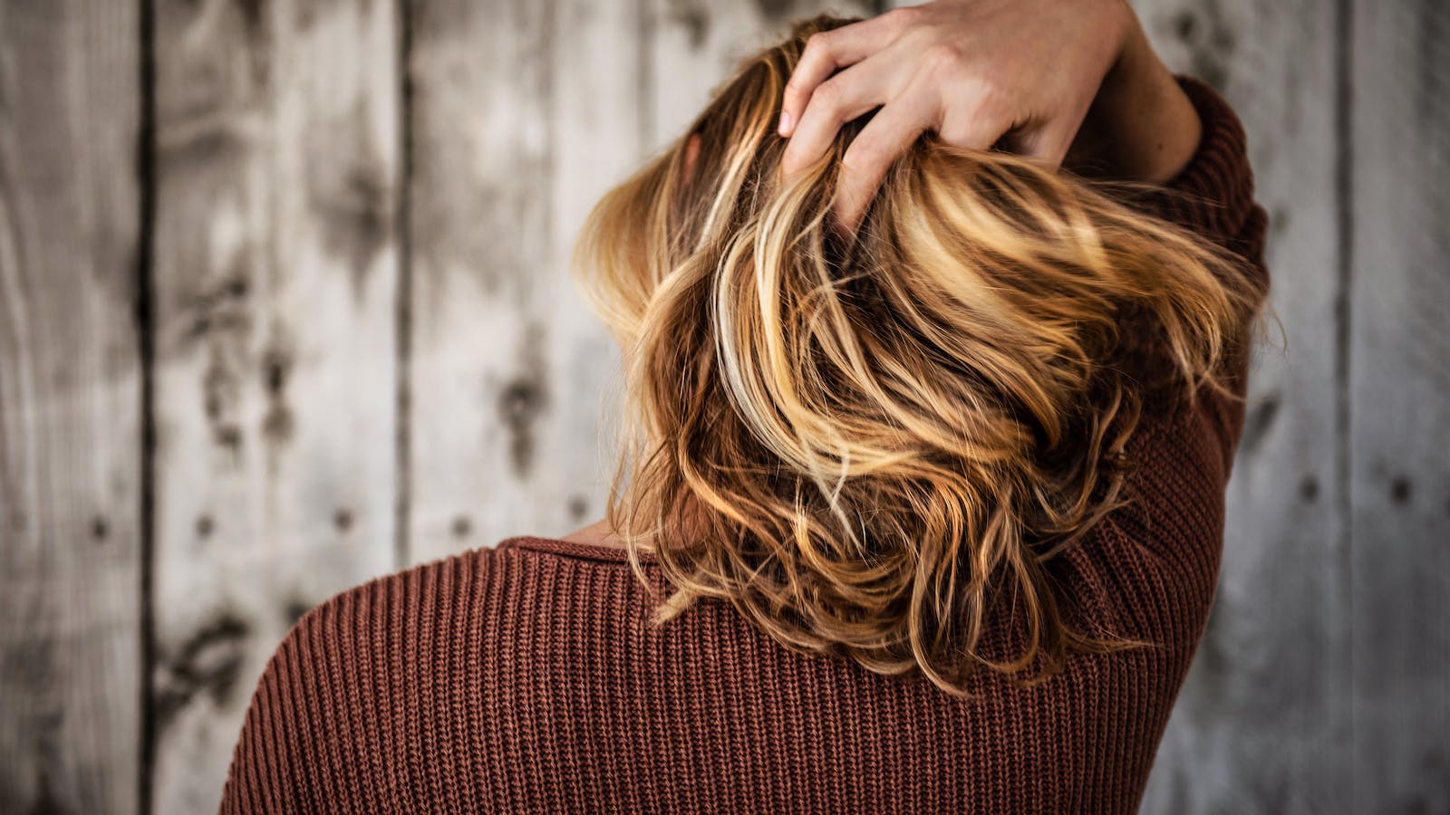 Les bons gestes à adopter pour lutter contre la chute de cheveux automnale - Epycure