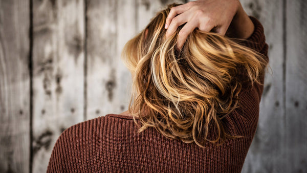 Comment lutter contre la chute de cheveux saisonnière ?