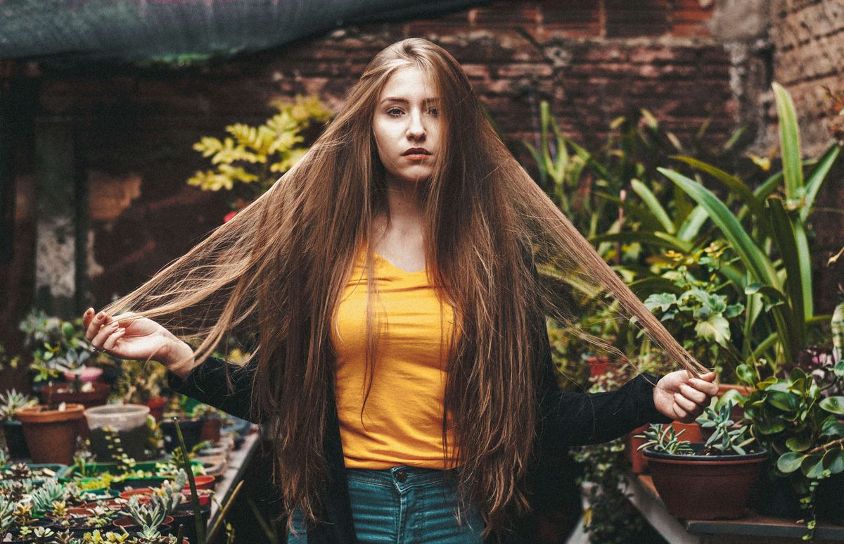 Femme aux cheveux brillants et denses - santé capillaire naturelle