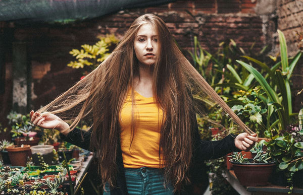 Chute de cheveux féminine : causes, carences et solutions naturelles pour retrouver une chevelure dense