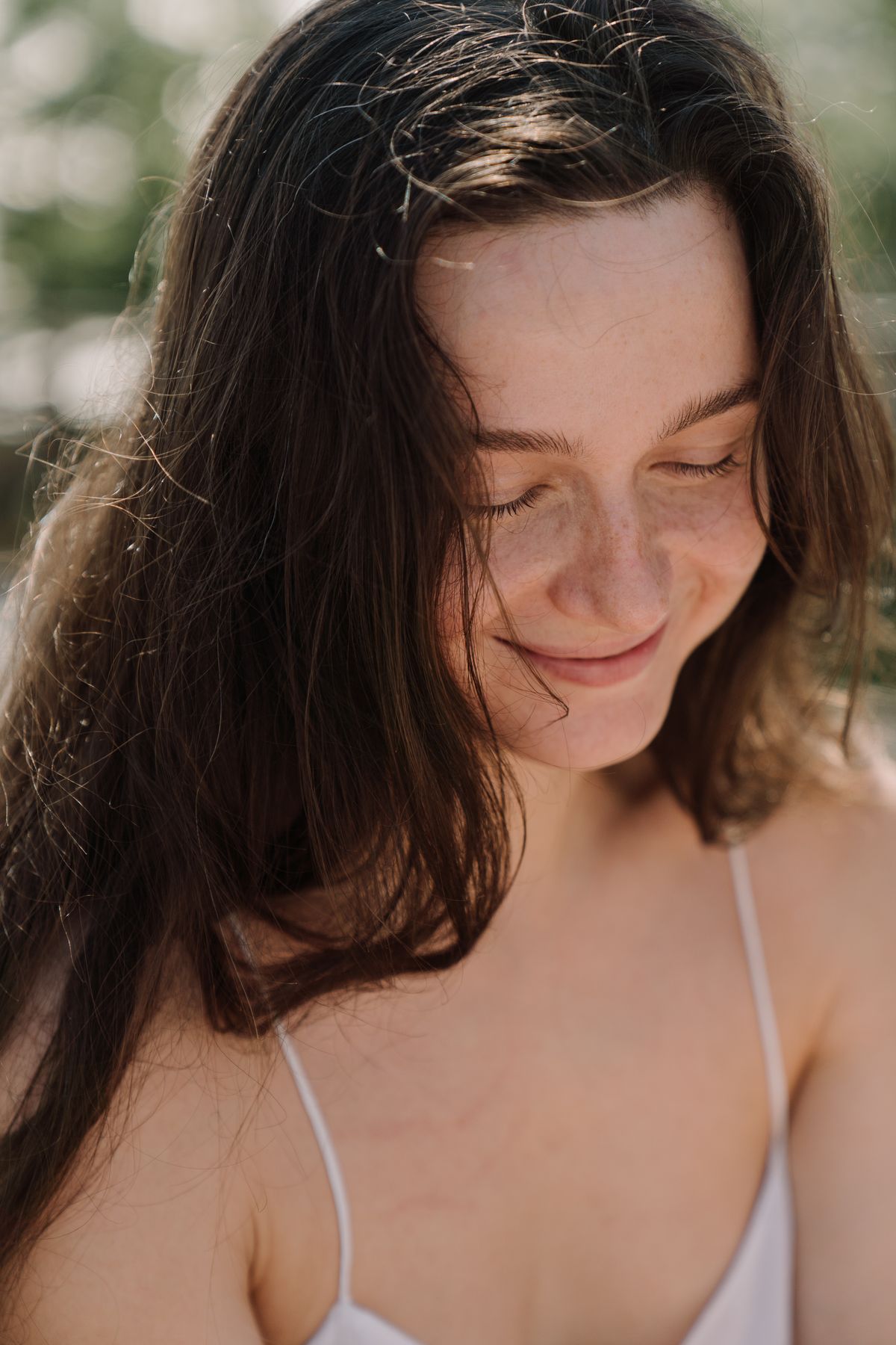 Femme avec une peau lumineuse et hydratée - beauté naturelle