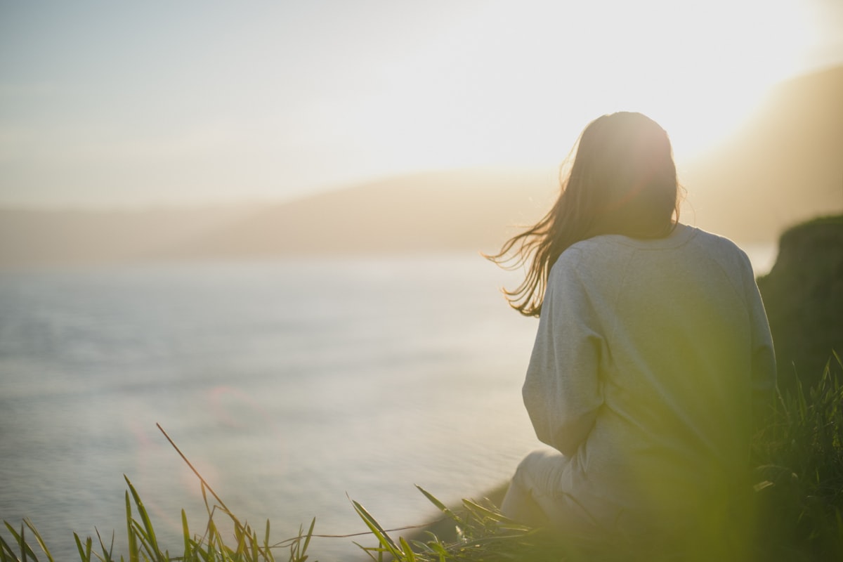 Femme sereine face à la mer — gérer le stress pour équilibrer son cortisol