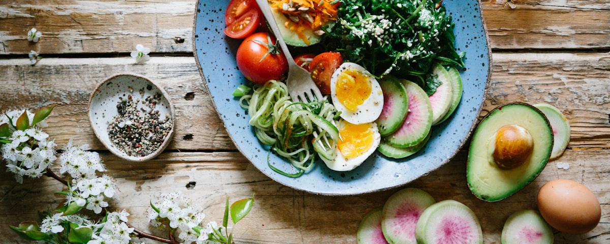 Alimentation anti-inflammatoire - légumes colorés et aliments sains
