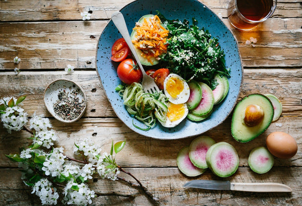 Pourquoi mon ventre gonfle après les repas ? Causes et solutions
