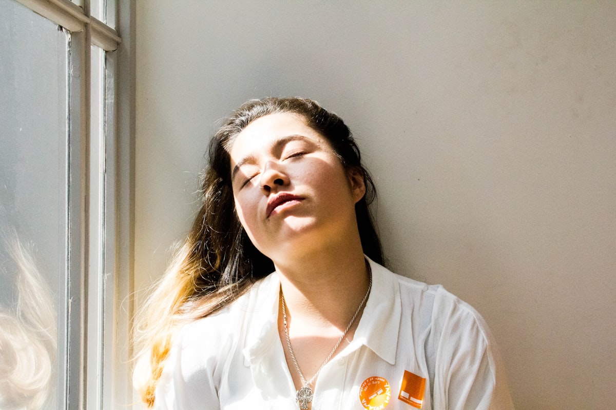 Femme épuisée qui cherche de l'énergie naturellement