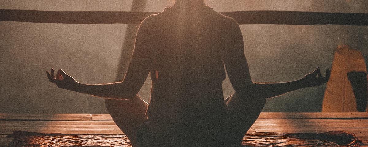 Femme en méditation - gérer le stress chronique naturellement