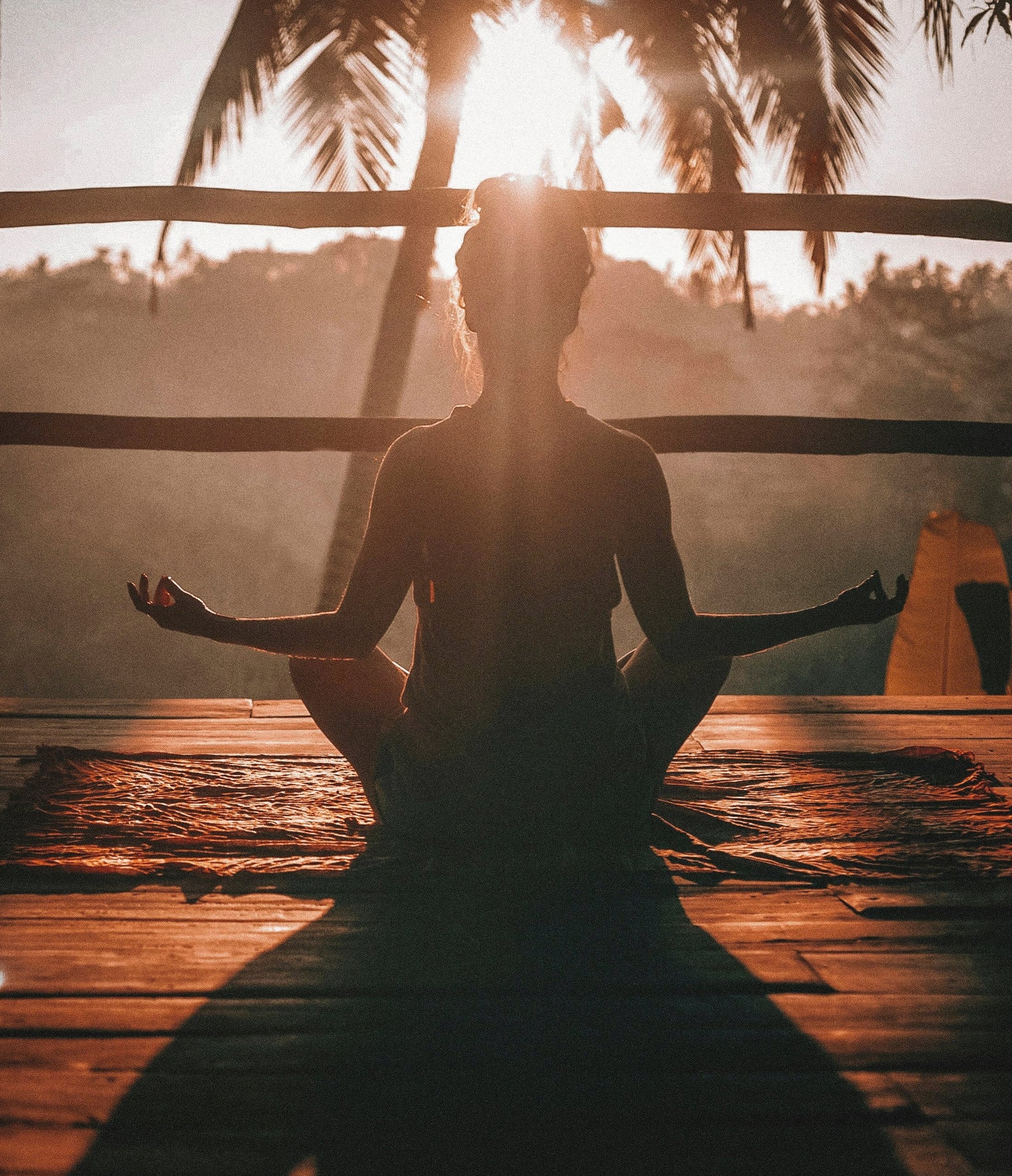 Femme pratiquant la méditation pour gérer le stress et retrouver l'équilibre nerveux