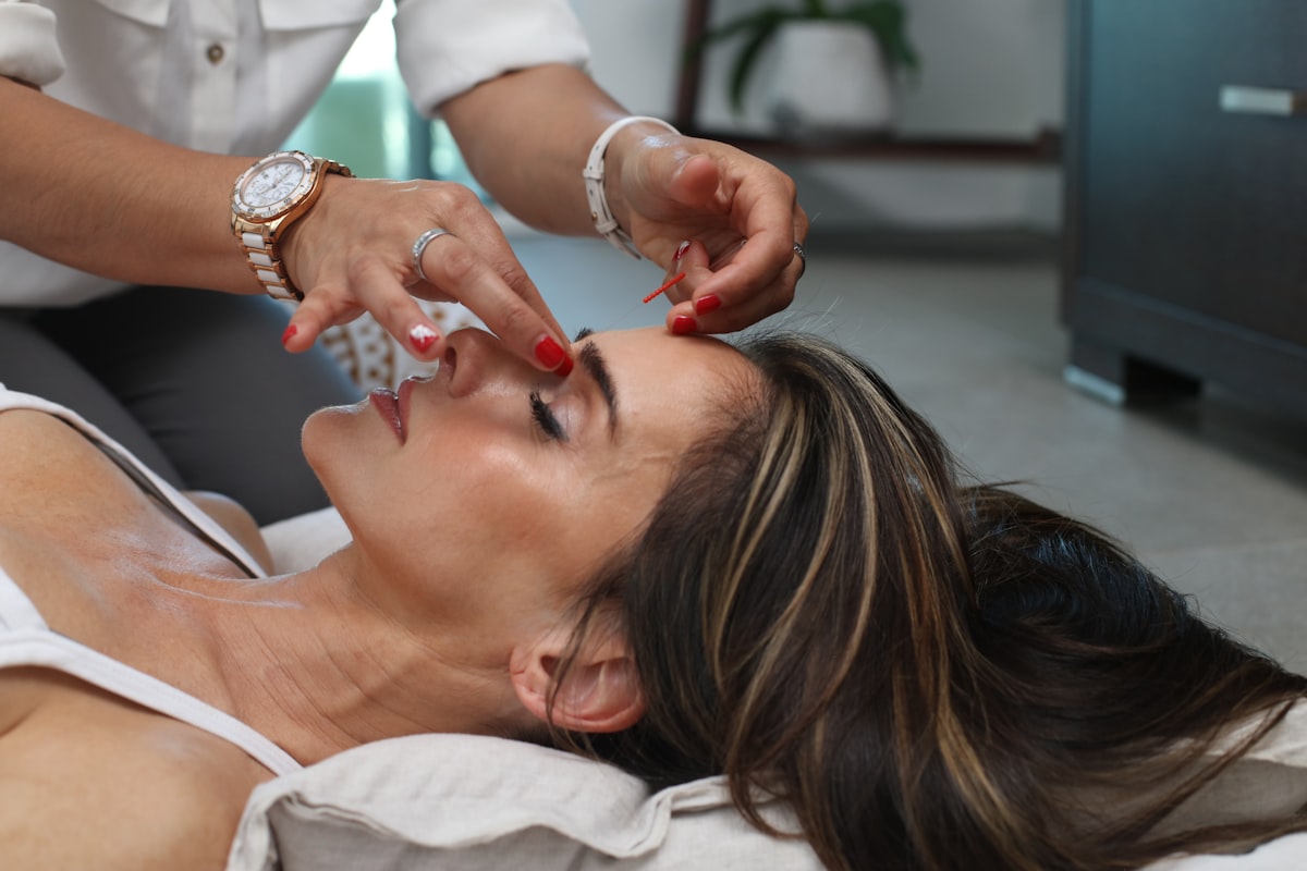 Femme au teint lumineux et peau nette illustrant les soins de peau de l'intérieur