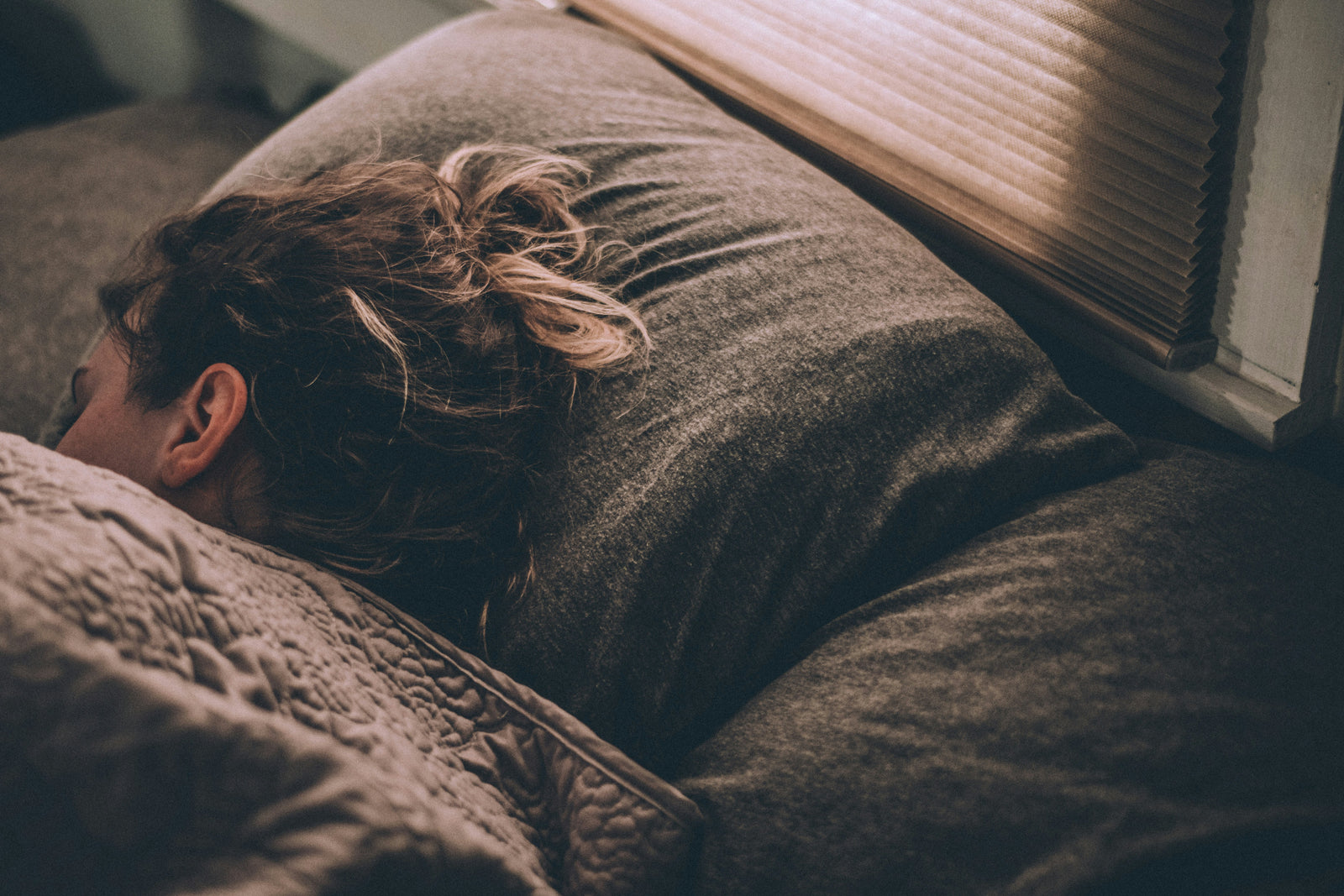 Femme qui dort paisiblement dans un lit confortable