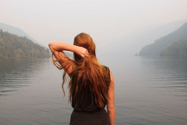 Chute de cheveux chez la femme : causes identifiées et solutions naturelles