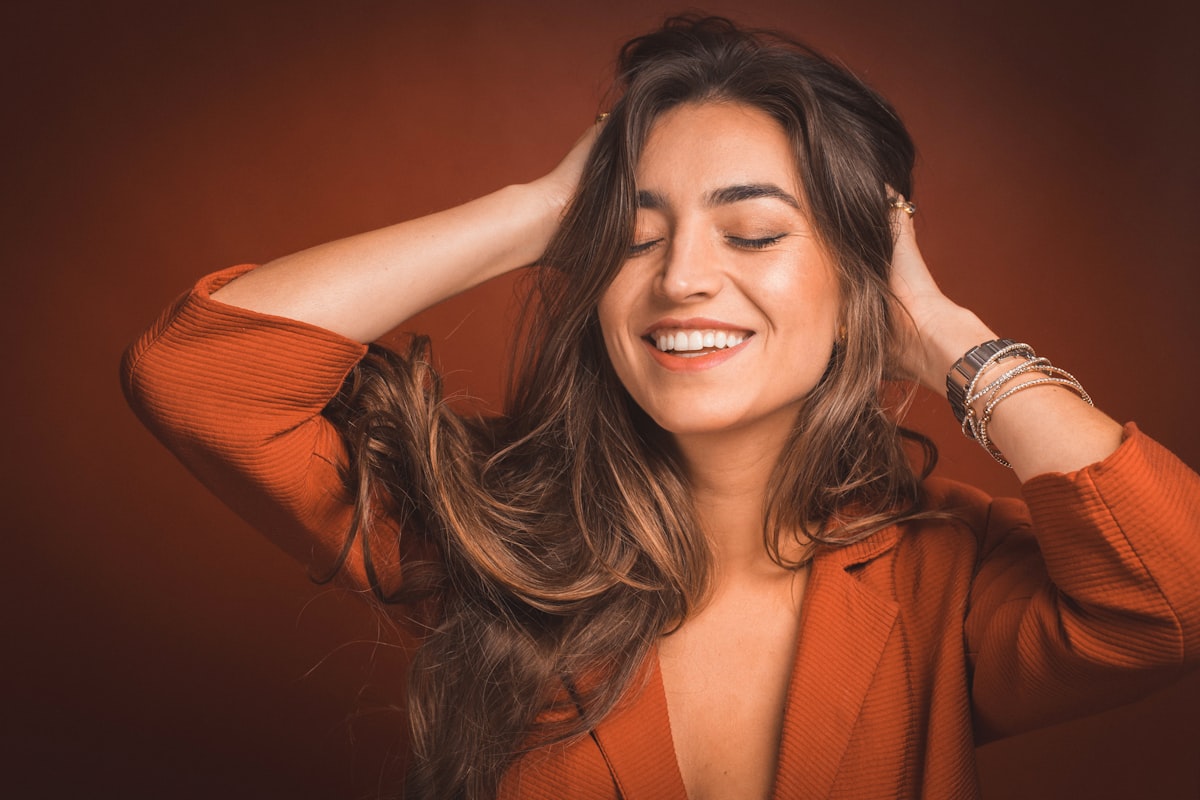 Femme aux cheveux brillants et denses, résultat d'une bonne nutrition capillaire