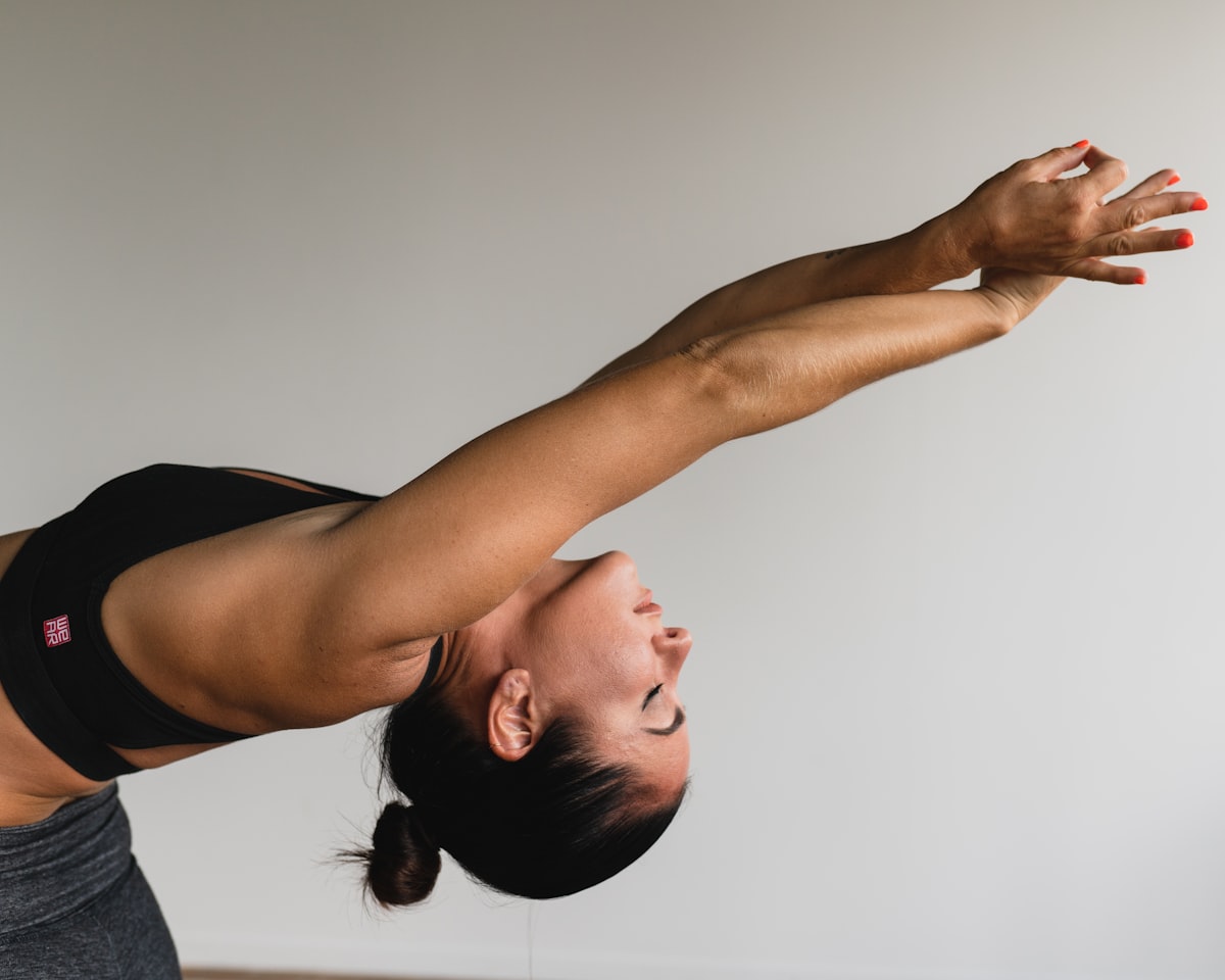 Femme qui s’étire pour soulager le stress