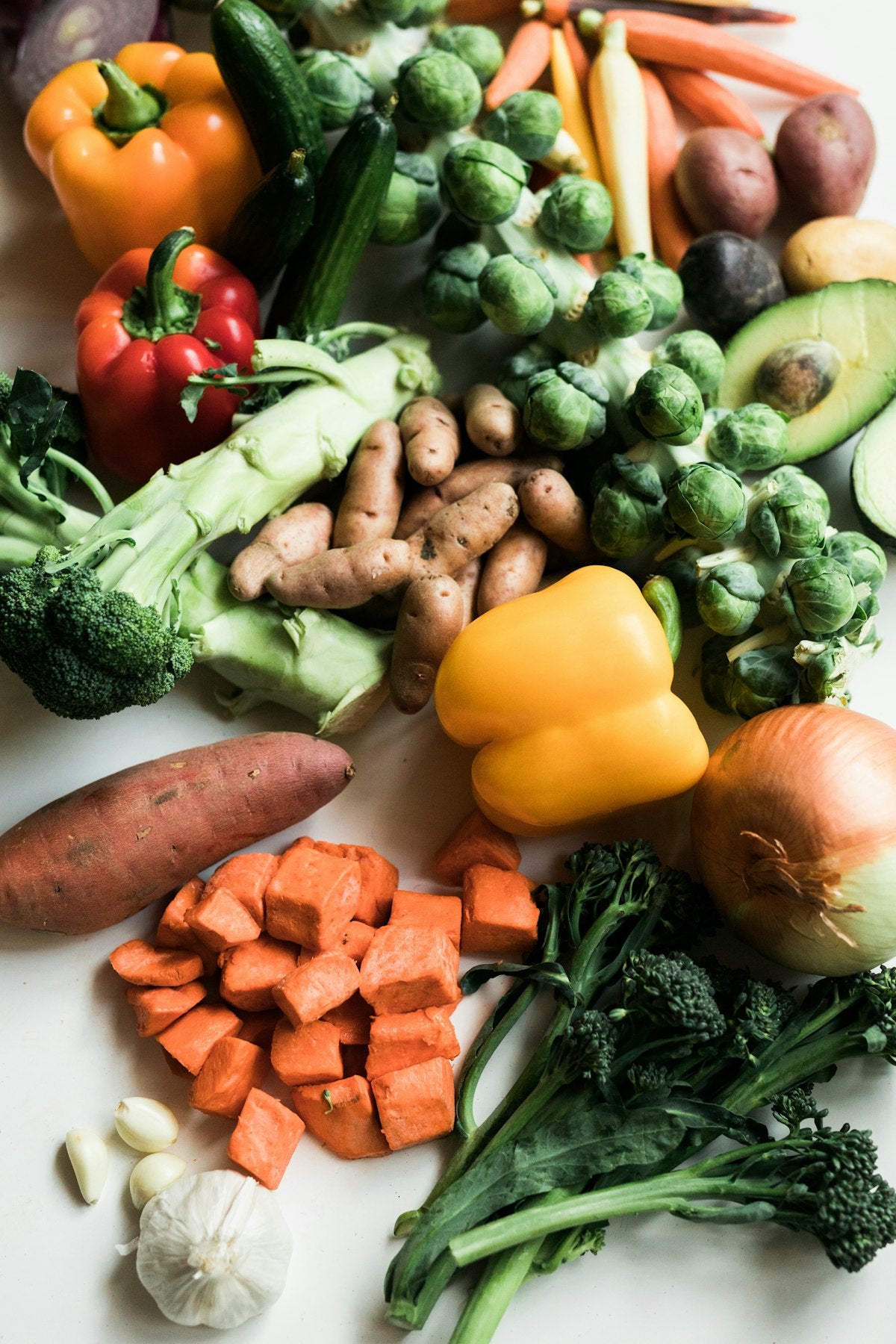 Légumes colorés et herbes fraîches, symboles d'une alimentation favorable à la santé digestive