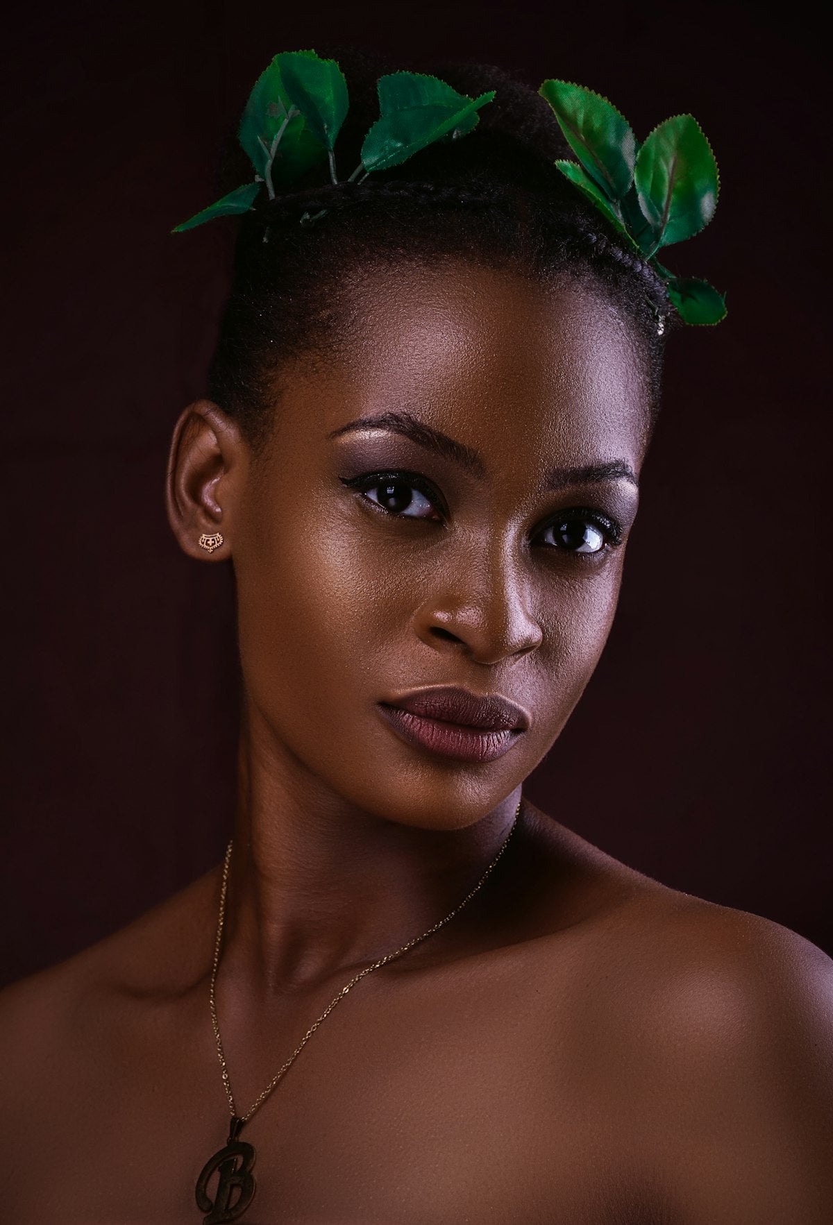Femme avec fleur, représentant la beauté naturelle et la santé de la peau