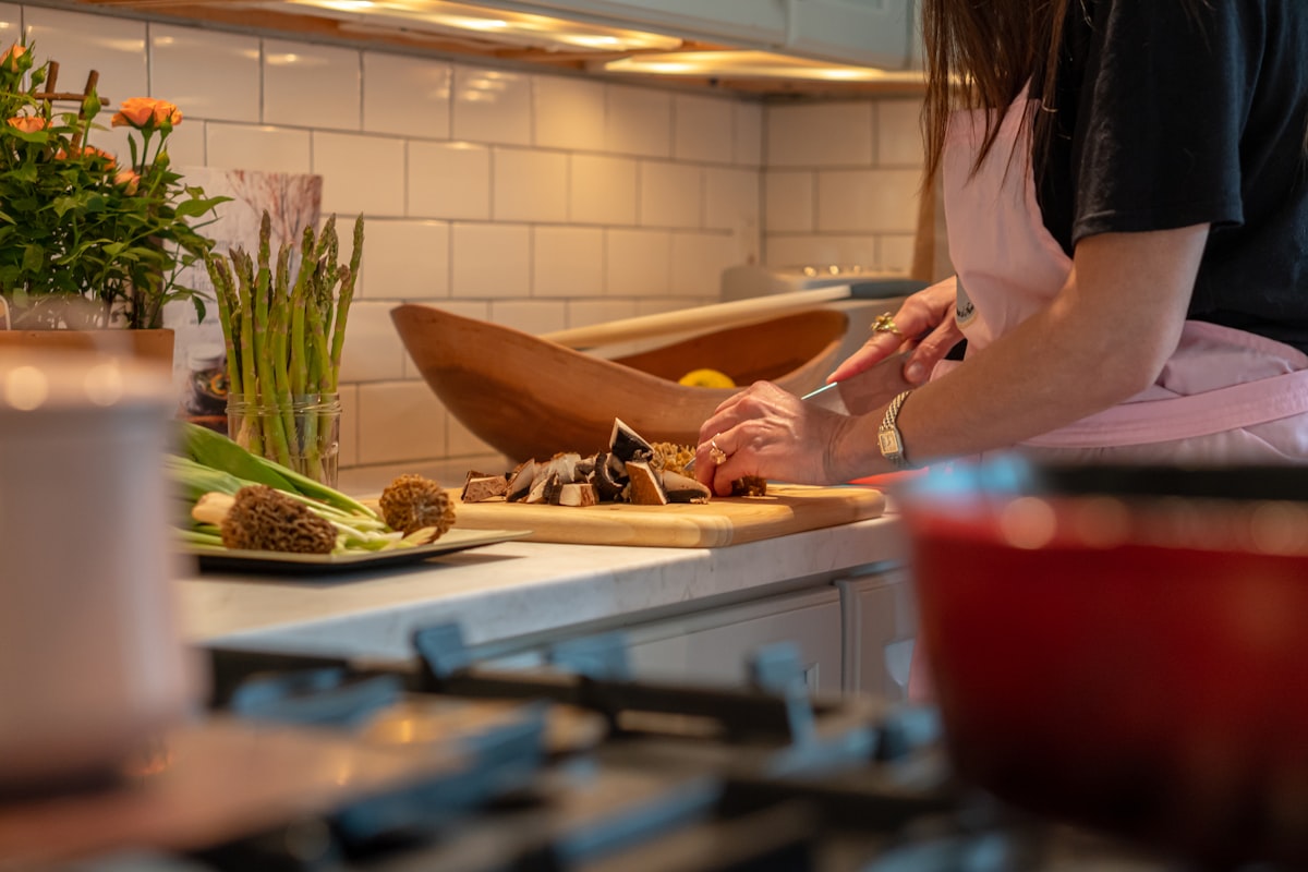 Femme préparant des légumes frais pour une alimentation saine