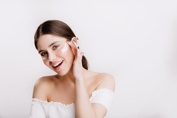 Acné hormonale : causes, signes et solutions naturelles pour une peau nette